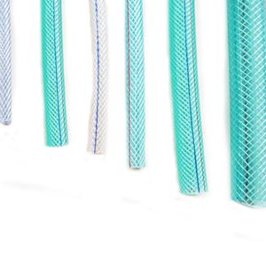 高层起火街坊跪抱水枪“隔空救火”：严重又费劲坚持20多分钟